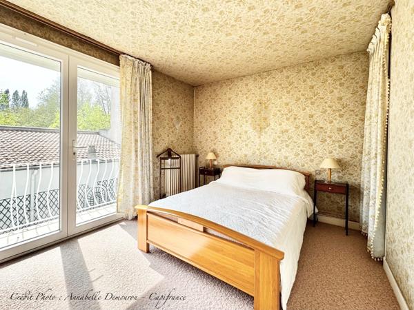 Maison individuelle de ville à CEBAZAT (63) avec garages, cour, jardin, dépendances et T2 indépendant.