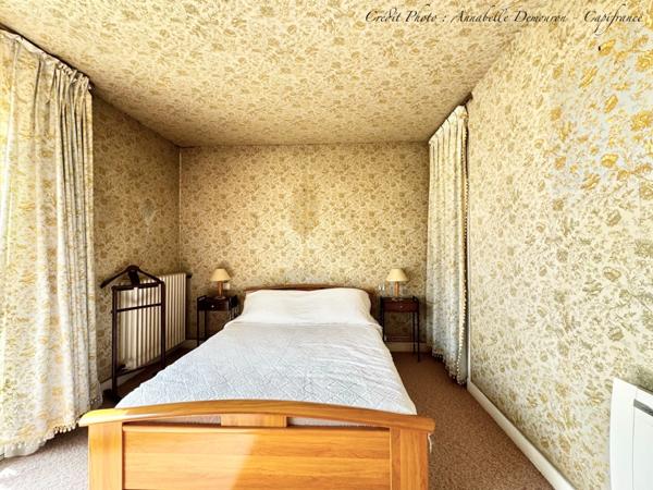 Maison individuelle de ville à CEBAZAT (63) avec garages, cour, jardin, dépendances et T2 indépendant.