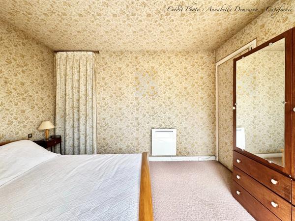 Maison individuelle de ville à CEBAZAT (63) avec garages, cour, jardin, dépendances et T2 indépendant.