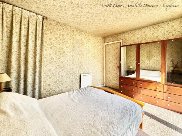 Maison individuelle de ville à CEBAZAT (63) avec garages, cour, jardin, dépendances et T2 indépendant.