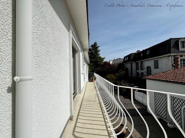 Maison individuelle de ville à CEBAZAT (63) avec garages, cour, jardin, dépendances et T2 indépendant.