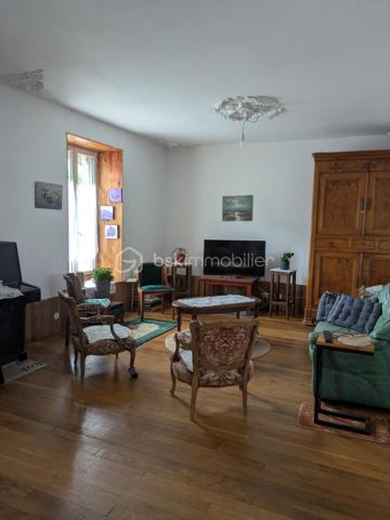 🏡 Maison de ville de charme située en plein centre de Pouancé, cette maison de ville pleine de charme offre de beaux volumes 
      et un cadre de vie idéal pour une famille.

📌 Elle se compose de 7, dont 6 chambres, et bénéficie d'un jardin de 152 m2, un véritable atout en centre ville.
      Le bien est classé DPE D, assurant un bon compromis entre confort et performance énergétique.

📍 Emplacement idéal :
      ▪️ Écoles, collège et commerces accessibles à pied 
      ▪️ À 15 min de Châteaubriant 
      ▪️ À 46 min d'Angers 
      ▪️ À 55 min de Rennes 
      ▪️ 1h 15 de Nantes 
      ▪️ 50 min de Laval 

🏰 Pouancé, ville d'histoire et de caractère, est reconnue par son dynamisme sportif,
      ses activités équestres et son riche tissu associatif.
      Un environnement parfait pour les familles recherchant espace, authenticité et qualité de vie.

💰 Prix : 178 000€
Une belle opportunité à découvrir sans tarder.

📞 Appelez-moi pour des informations ou organiser une visite.