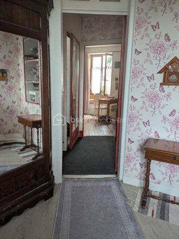 🏡 Maison de ville de charme située en plein centre de Pouancé, cette maison de ville pleine de charme offre de beaux volumes 
      et un cadre de vie idéal pour une famille.

📌 Elle se compose de 7, dont 6 chambres, et bénéficie d'un jardin de 152 m2, un véritable atout en centre ville.
      Le bien est classé DPE D, assurant un bon compromis entre confort et performance énergétique.

📍 Emplacement idéal :
      ▪️ Écoles, collège et commerces accessibles à pied 
      ▪️ À 15 min de Châteaubriant 
      ▪️ À 46 min d'Angers 
      ▪️ À 55 min de Rennes 
      ▪️ 1h 15 de Nantes 
      ▪️ 50 min de Laval 

🏰 Pouancé, ville d'histoire et de caractère, est reconnue par son dynamisme sportif,
      ses activités équestres et son riche tissu associatif.
      Un environnement parfait pour les familles recherchant espace, authenticité et qualité de vie.

💰 Prix : 178 000€
Une belle opportunité à découvrir sans tarder.

📞 Appelez-moi pour des informations ou organiser une visite.