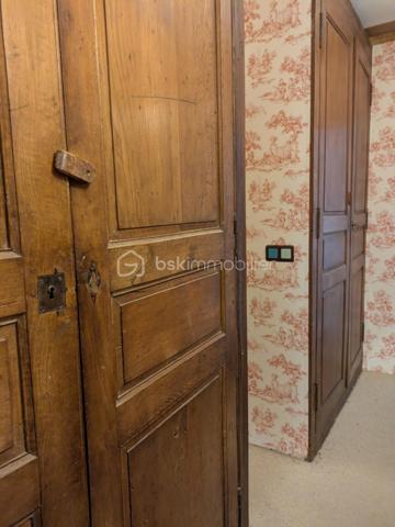 🏡 Maison de ville de charme située en plein centre de Pouancé, cette maison de ville pleine de charme offre de beaux volumes 
      et un cadre de vie idéal pour une famille.

📌 Elle se compose de 7, dont 6 chambres, et bénéficie d'un jardin de 152 m2, un véritable atout en centre ville.
      Le bien est classé DPE D, assurant un bon compromis entre confort et performance énergétique.

📍 Emplacement idéal :
      ▪️ Écoles, collège et commerces accessibles à pied 
      ▪️ À 15 min de Châteaubriant 
      ▪️ À 46 min d'Angers 
      ▪️ À 55 min de Rennes 
      ▪️ 1h 15 de Nantes 
      ▪️ 50 min de Laval 

🏰 Pouancé, ville d'histoire et de caractère, est reconnue par son dynamisme sportif,
      ses activités équestres et son riche tissu associatif.
      Un environnement parfait pour les familles recherchant espace, authenticité et qualité de vie.

💰 Prix : 178 000€
Une belle opportunité à découvrir sans tarder.

📞 Appelez-moi pour des informations ou organiser une visite.