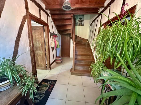 Maison de caractère des années 1940 d'environ 175m² avec multiples dépendances sur un terrain d'environ 6200m²