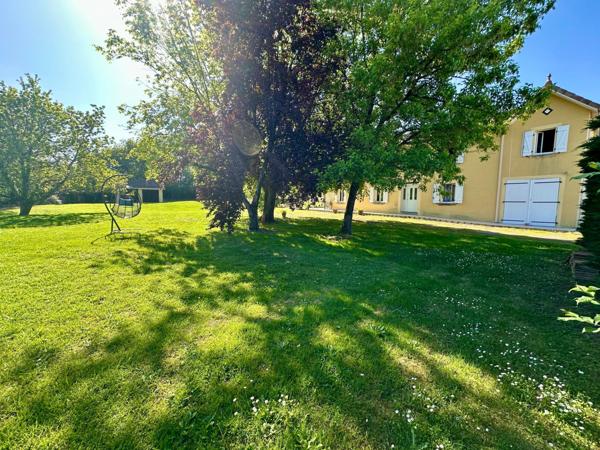 Maison de caractère des années 1940 d'environ 175m² avec multiples dépendances sur un terrain d'environ 6200m²