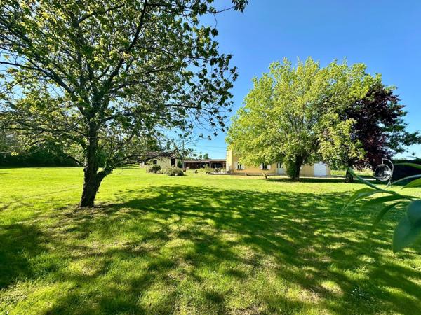 Maison de caractère des années 1940 d'environ 175m² avec multiples dépendances sur un terrain d'environ 6200m²