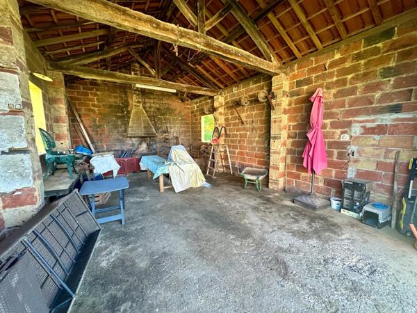 Maison de caractère des années 1940 d'environ 175m² avec multiples dépendances sur un terrain d'environ 6200m²