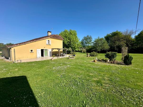 Maison de caractère des années 1940 d'environ 175m² avec multiples dépendances sur un terrain d'environ 6200m²