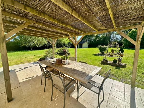 Maison de caractère des années 1940 d'environ 175m² avec multiples dépendances sur un terrain d'environ 6200m²