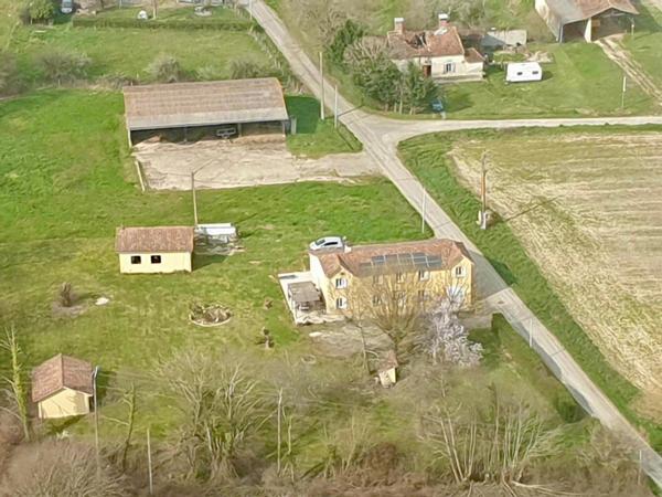 Maison de caractère des années 1940 d'environ 175m² avec multiples dépendances sur un terrain d'environ 6200m²