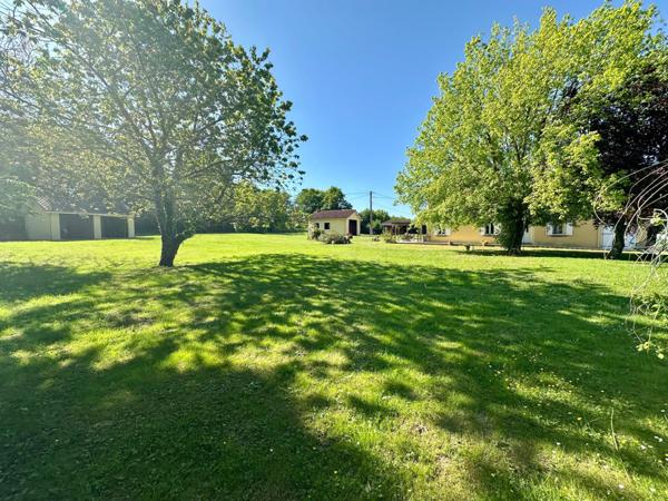 Maison de caractère des années 1940 d'environ 175m² avec multiples dépendances sur un terrain d'environ 6200m²