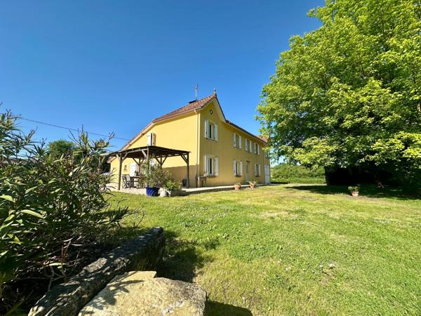Maison de caractère des années 1940 d'environ 175m² avec multiples dépendances sur un terrain d'environ 6200m²