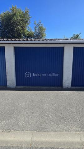 🚗 Garage à vendre – 14 m² – Le Men Du, Carnac
CARNAC – LE MEN DU | GARAGE 14 m²
À vendre, garage indépendant d'environ 14 m², idéalement situé dans le secteur recherché du Men Du à Carnac.
Ce garage offre une belle opportunité pour :
🚗 stationner un véhicule à l'abri
🏄‍♂️ entreposer vélos, matériel de plage et équipements nautiques
📦 bénéficier d'un espace de stockage supplémentaire
💰 réaliser un investissement locatif pour du stockage ou du stationnement

Les + : ✔️ Secteur recherché de Carnac
✔️ Proximité des plages du Men Du
✔️ 14 m² facilement exploitables
✔️ Idéal résidence principale, secondaire ou investissement
📍 Emplacement privilégié à Carnac – secteur Le Men Du