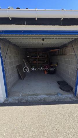 🚗 Garage à vendre – 14 m² – Le Men Du, Carnac
CARNAC – LE MEN DU | GARAGE 14 m²
À vendre, garage indépendant d'environ 14 m², idéalement situé dans le secteur recherché du Men Du à Carnac.
Ce garage offre une belle opportunité pour :
🚗 stationner un véhicule à l'abri
🏄‍♂️ entreposer vélos, matériel de plage et équipements nautiques
📦 bénéficier d'un espace de stockage supplémentaire
💰 réaliser un investissement locatif pour du stockage ou du stationnement

Les + : ✔️ Secteur recherché de Carnac
✔️ Proximité des plages du Men Du
✔️ 14 m² facilement exploitables
✔️ Idéal résidence principale, secondaire ou investissement
📍 Emplacement privilégié à Carnac – secteur Le Men Du