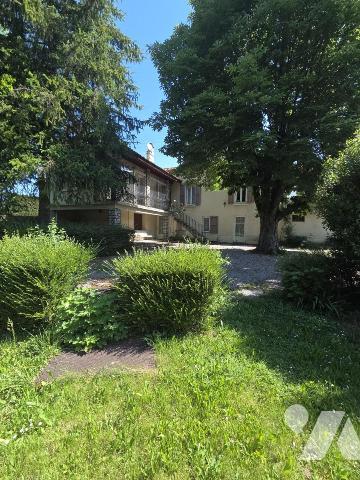 Maison d'habitation avec beau terrain attenant.