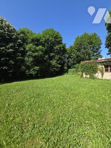 Maison d'habitation avec beau terrain attenant.