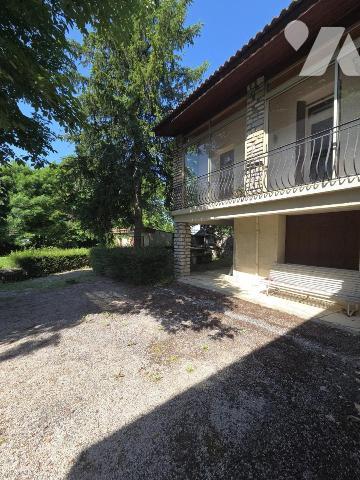 Maison d'habitation avec beau terrain attenant.