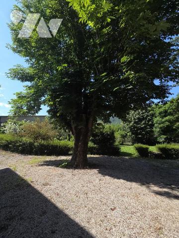 Maison d'habitation avec beau terrain attenant.