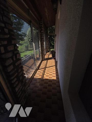 Maison d'habitation avec beau terrain attenant.