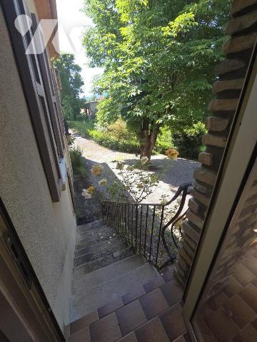 Maison d'habitation avec beau terrain attenant.