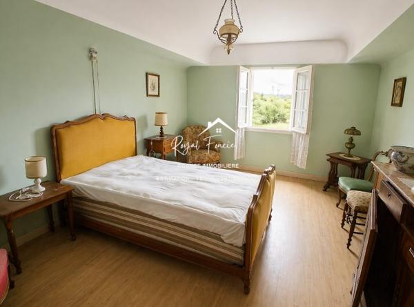 Vue sur le jardin, bien situé dans LIGUEIL, proche du centre à pieds et du cabinet médical