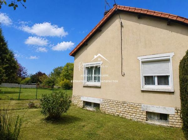 Vue sur le jardin, bien situé dans LIGUEIL, proche du centre à pieds et du cabinet médical