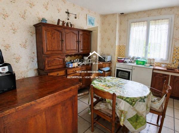 Vue sur le jardin, bien situé dans LIGUEIL, proche du centre à pieds et du cabinet médical
