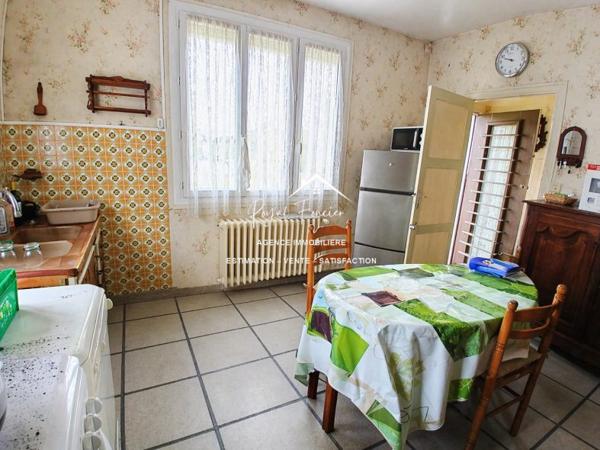 Vue sur le jardin, bien situé dans LIGUEIL, proche du centre à pieds et du cabinet médical