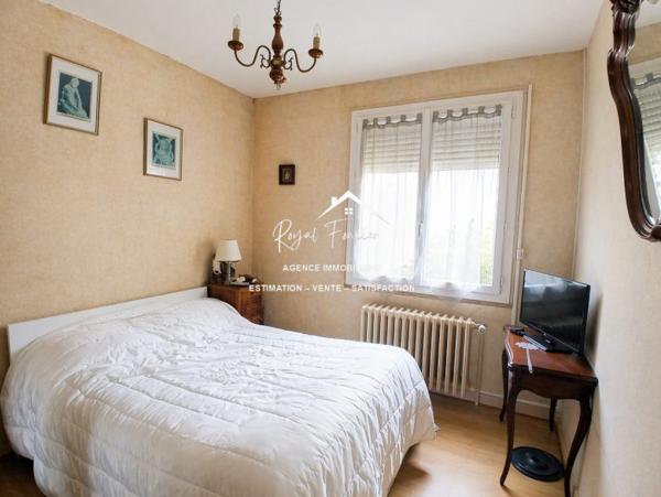 Vue sur le jardin, bien situé dans LIGUEIL, proche du centre à pieds et du cabinet médical