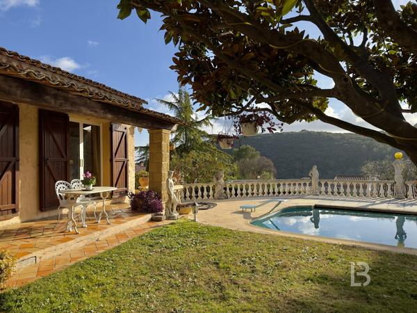 MAISON PROVENÇALE DE PLAIN PIED AU CALME ABSOLU