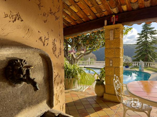 MAISON PROVENÇALE DE PLAIN PIED AU CALME ABSOLU