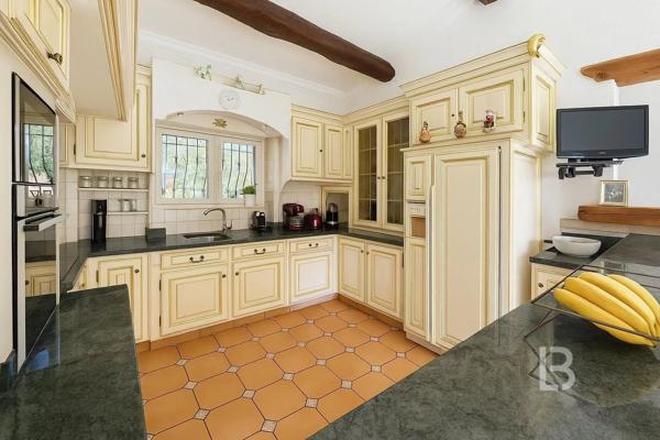 MAISON PROVENÇALE DE PLAIN PIED AU CALME ABSOLU