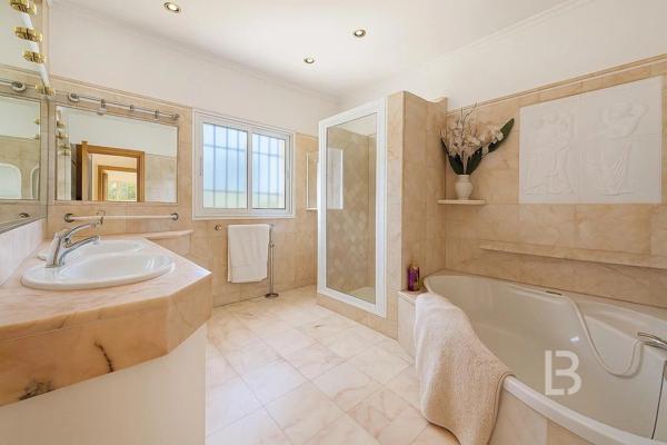 MAISON PROVENÇALE DE PLAIN PIED AU CALME ABSOLU