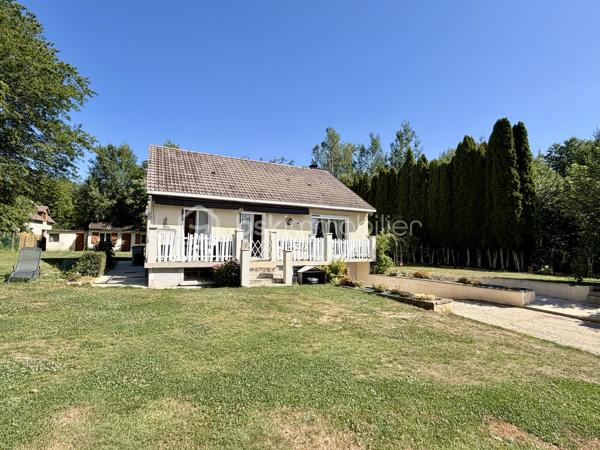 Située sur la commune de Bois-Anzeray, au coeur d'un environnement calme et verdoyant, cette maison bénéficie d'un cadre de vie paisible.
Cette commune est appréciée pour sa tranquillité tout en restant à proximité des commodités et des principaux axes de circulation. Vous profiterez également de villes telles que Bernay, l'Aigle et Conches-en-ouche facilement accessibles.

Découvrez cette agréable maison d'environ 110 m2 (120 m2 au sol), sur un sous-sol complet.

Au rez-de-chaussée, vous trouverez un sas d'entrée suivi d'une belle pièce de vie lumineuse de 40 m2 avec un placard dans l'entrée, une cuisine indépendante aménagée et équipée, deux chambres ainsi qu'une salle d'eau avec wc.

À l'étage, un palier dessert deux chambres.

À l'extérieur, vous profiterez d'un jardin clôturé d'environ 1 367 m2, agrémenté d'une dépendance d'environ 20 m2. 
Un bois de 1 379 m2 avec accès direct complète l'ensemble.

Côté prestations, la maison est équipée d'un chauffage électrique complété par un poêle à bois.
Les fenêtres ainsi que les volets roulants solaires ont été remplacés cette année.
Deux store bannes ainsi qu'un portail motorisé viennent compléter les équipements extérieurs.

Une visite vidéo est disponible sur YT ( ÉLISE SOARES immobilier).