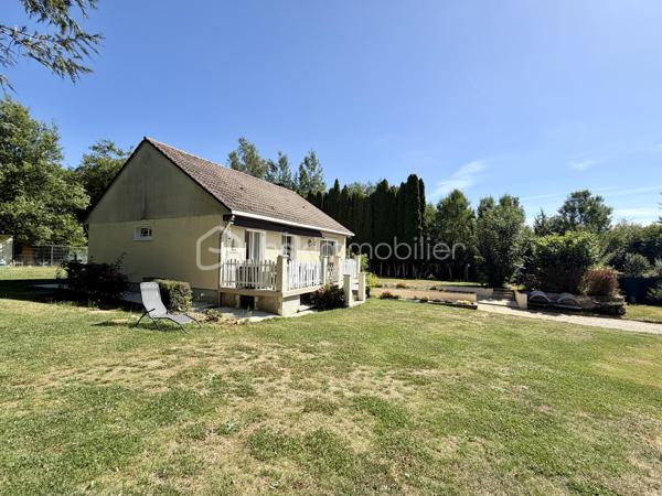 Située sur la commune de Bois-Anzeray, au coeur d'un environnement calme et verdoyant, cette maison bénéficie d'un cadre de vie paisible.
Cette commune est appréciée pour sa tranquillité tout en restant à proximité des commodités et des principaux axes de circulation. Vous profiterez également de villes telles que Bernay, l'Aigle et Conches-en-ouche facilement accessibles.

Découvrez cette agréable maison d'environ 110 m2 (120 m2 au sol), sur un sous-sol complet.

Au rez-de-chaussée, vous trouverez un sas d'entrée suivi d'une belle pièce de vie lumineuse de 40 m2 avec un placard dans l'entrée, une cuisine indépendante aménagée et équipée, deux chambres ainsi qu'une salle d'eau avec wc.

À l'étage, un palier dessert deux chambres.

À l'extérieur, vous profiterez d'un jardin clôturé d'environ 1 367 m2, agrémenté d'une dépendance d'environ 20 m2. 
Un bois de 1 379 m2 avec accès direct complète l'ensemble.

Côté prestations, la maison est équipée d'un chauffage électrique complété par un poêle à bois.
Les fenêtres ainsi que les volets roulants solaires ont été remplacés cette année.
Deux store bannes ainsi qu'un portail motorisé viennent compléter les équipements extérieurs.

Une visite vidéo est disponible sur YT ( ÉLISE SOARES immobilier).