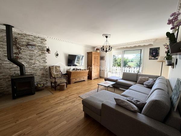 Située sur la commune de Bois-Anzeray, au coeur d'un environnement calme et verdoyant, cette maison bénéficie d'un cadre de vie paisible.
Cette commune est appréciée pour sa tranquillité tout en restant à proximité des commodités et des principaux axes de circulation. Vous profiterez également de villes telles que Bernay, l'Aigle et Conches-en-ouche facilement accessibles.

Découvrez cette agréable maison d'environ 110 m2 (120 m2 au sol), sur un sous-sol complet.

Au rez-de-chaussée, vous trouverez un sas d'entrée suivi d'une belle pièce de vie lumineuse de 40 m2 avec un placard dans l'entrée, une cuisine indépendante aménagée et équipée, deux chambres ainsi qu'une salle d'eau avec wc.

À l'étage, un palier dessert deux chambres.

À l'extérieur, vous profiterez d'un jardin clôturé d'environ 1 367 m2, agrémenté d'une dépendance d'environ 20 m2. 
Un bois de 1 379 m2 avec accès direct complète l'ensemble.

Côté prestations, la maison est équipée d'un chauffage électrique complété par un poêle à bois.
Les fenêtres ainsi que les volets roulants solaires ont été remplacés cette année.
Deux store bannes ainsi qu'un portail motorisé viennent compléter les équipements extérieurs.

Une visite vidéo est disponible sur YT ( ÉLISE SOARES immobilier).