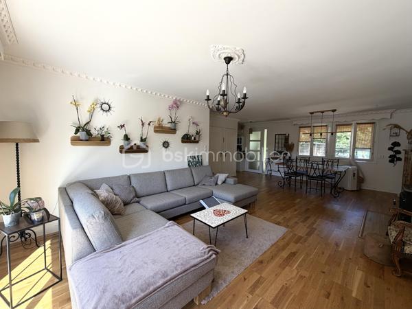 Située sur la commune de Bois-Anzeray, au coeur d'un environnement calme et verdoyant, cette maison bénéficie d'un cadre de vie paisible.
Cette commune est appréciée pour sa tranquillité tout en restant à proximité des commodités et des principaux axes de circulation. Vous profiterez également de villes telles que Bernay, l'Aigle et Conches-en-ouche facilement accessibles.

Découvrez cette agréable maison d'environ 110 m2 (120 m2 au sol), sur un sous-sol complet.

Au rez-de-chaussée, vous trouverez un sas d'entrée suivi d'une belle pièce de vie lumineuse de 40 m2 avec un placard dans l'entrée, une cuisine indépendante aménagée et équipée, deux chambres ainsi qu'une salle d'eau avec wc.

À l'étage, un palier dessert deux chambres.

À l'extérieur, vous profiterez d'un jardin clôturé d'environ 1 367 m2, agrémenté d'une dépendance d'environ 20 m2. 
Un bois de 1 379 m2 avec accès direct complète l'ensemble.

Côté prestations, la maison est équipée d'un chauffage électrique complété par un poêle à bois.
Les fenêtres ainsi que les volets roulants solaires ont été remplacés cette année.
Deux store bannes ainsi qu'un portail motorisé viennent compléter les équipements extérieurs.

Une visite vidéo est disponible sur YT ( ÉLISE SOARES immobilier).