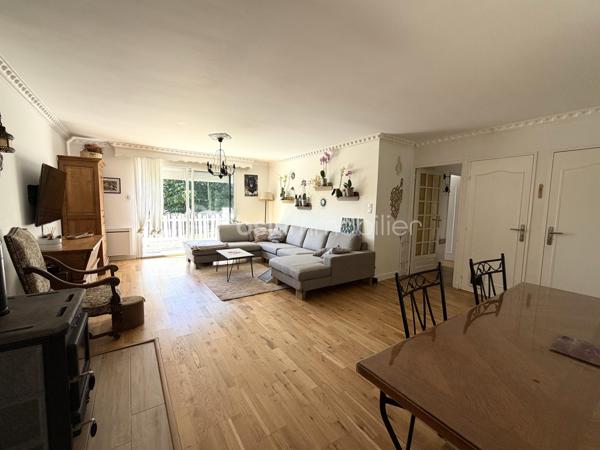 Située sur la commune de Bois-Anzeray, au coeur d'un environnement calme et verdoyant, cette maison bénéficie d'un cadre de vie paisible.
Cette commune est appréciée pour sa tranquillité tout en restant à proximité des commodités et des principaux axes de circulation. Vous profiterez également de villes telles que Bernay, l'Aigle et Conches-en-ouche facilement accessibles.

Découvrez cette agréable maison d'environ 110 m2 (120 m2 au sol), sur un sous-sol complet.

Au rez-de-chaussée, vous trouverez un sas d'entrée suivi d'une belle pièce de vie lumineuse de 40 m2 avec un placard dans l'entrée, une cuisine indépendante aménagée et équipée, deux chambres ainsi qu'une salle d'eau avec wc.

À l'étage, un palier dessert deux chambres.

À l'extérieur, vous profiterez d'un jardin clôturé d'environ 1 367 m2, agrémenté d'une dépendance d'environ 20 m2. 
Un bois de 1 379 m2 avec accès direct complète l'ensemble.

Côté prestations, la maison est équipée d'un chauffage électrique complété par un poêle à bois.
Les fenêtres ainsi que les volets roulants solaires ont été remplacés cette année.
Deux store bannes ainsi qu'un portail motorisé viennent compléter les équipements extérieurs.

Une visite vidéo est disponible sur YT ( ÉLISE SOARES immobilier).