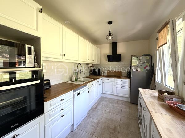 Située sur la commune de Bois-Anzeray, au coeur d'un environnement calme et verdoyant, cette maison bénéficie d'un cadre de vie paisible.
Cette commune est appréciée pour sa tranquillité tout en restant à proximité des commodités et des principaux axes de circulation. Vous profiterez également de villes telles que Bernay, l'Aigle et Conches-en-ouche facilement accessibles.

Découvrez cette agréable maison d'environ 110 m2 (120 m2 au sol), sur un sous-sol complet.

Au rez-de-chaussée, vous trouverez un sas d'entrée suivi d'une belle pièce de vie lumineuse de 40 m2 avec un placard dans l'entrée, une cuisine indépendante aménagée et équipée, deux chambres ainsi qu'une salle d'eau avec wc.

À l'étage, un palier dessert deux chambres.

À l'extérieur, vous profiterez d'un jardin clôturé d'environ 1 367 m2, agrémenté d'une dépendance d'environ 20 m2. 
Un bois de 1 379 m2 avec accès direct complète l'ensemble.

Côté prestations, la maison est équipée d'un chauffage électrique complété par un poêle à bois.
Les fenêtres ainsi que les volets roulants solaires ont été remplacés cette année.
Deux store bannes ainsi qu'un portail motorisé viennent compléter les équipements extérieurs.

Une visite vidéo est disponible sur YT ( ÉLISE SOARES immobilier).
