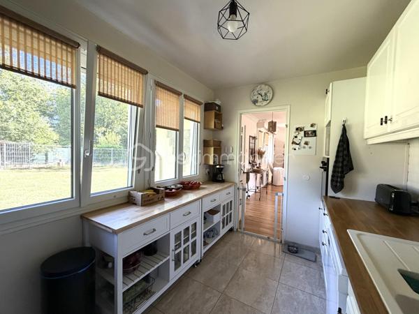 Située sur la commune de Bois-Anzeray, au coeur d'un environnement calme et verdoyant, cette maison bénéficie d'un cadre de vie paisible.
Cette commune est appréciée pour sa tranquillité tout en restant à proximité des commodités et des principaux axes de circulation. Vous profiterez également de villes telles que Bernay, l'Aigle et Conches-en-ouche facilement accessibles.

Découvrez cette agréable maison d'environ 110 m2 (120 m2 au sol), sur un sous-sol complet.

Au rez-de-chaussée, vous trouverez un sas d'entrée suivi d'une belle pièce de vie lumineuse de 40 m2 avec un placard dans l'entrée, une cuisine indépendante aménagée et équipée, deux chambres ainsi qu'une salle d'eau avec wc.

À l'étage, un palier dessert deux chambres.

À l'extérieur, vous profiterez d'un jardin clôturé d'environ 1 367 m2, agrémenté d'une dépendance d'environ 20 m2. 
Un bois de 1 379 m2 avec accès direct complète l'ensemble.

Côté prestations, la maison est équipée d'un chauffage électrique complété par un poêle à bois.
Les fenêtres ainsi que les volets roulants solaires ont été remplacés cette année.
Deux store bannes ainsi qu'un portail motorisé viennent compléter les équipements extérieurs.

Une visite vidéo est disponible sur YT ( ÉLISE SOARES immobilier).