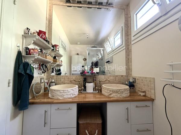 Située sur la commune de Bois-Anzeray, au coeur d'un environnement calme et verdoyant, cette maison bénéficie d'un cadre de vie paisible.
Cette commune est appréciée pour sa tranquillité tout en restant à proximité des commodités et des principaux axes de circulation. Vous profiterez également de villes telles que Bernay, l'Aigle et Conches-en-ouche facilement accessibles.

Découvrez cette agréable maison d'environ 110 m2 (120 m2 au sol), sur un sous-sol complet.

Au rez-de-chaussée, vous trouverez un sas d'entrée suivi d'une belle pièce de vie lumineuse de 40 m2 avec un placard dans l'entrée, une cuisine indépendante aménagée et équipée, deux chambres ainsi qu'une salle d'eau avec wc.

À l'étage, un palier dessert deux chambres.

À l'extérieur, vous profiterez d'un jardin clôturé d'environ 1 367 m2, agrémenté d'une dépendance d'environ 20 m2. 
Un bois de 1 379 m2 avec accès direct complète l'ensemble.

Côté prestations, la maison est équipée d'un chauffage électrique complété par un poêle à bois.
Les fenêtres ainsi que les volets roulants solaires ont été remplacés cette année.
Deux store bannes ainsi qu'un portail motorisé viennent compléter les équipements extérieurs.

Une visite vidéo est disponible sur YT ( ÉLISE SOARES immobilier).