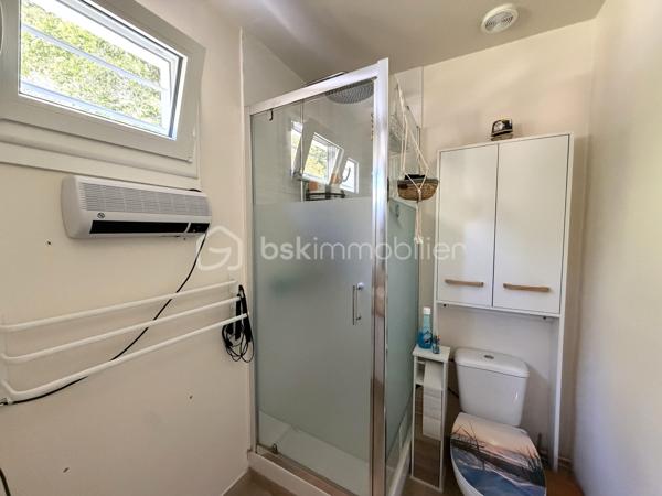 Située sur la commune de Bois-Anzeray, au coeur d'un environnement calme et verdoyant, cette maison bénéficie d'un cadre de vie paisible.
Cette commune est appréciée pour sa tranquillité tout en restant à proximité des commodités et des principaux axes de circulation. Vous profiterez également de villes telles que Bernay, l'Aigle et Conches-en-ouche facilement accessibles.

Découvrez cette agréable maison d'environ 110 m2 (120 m2 au sol), sur un sous-sol complet.

Au rez-de-chaussée, vous trouverez un sas d'entrée suivi d'une belle pièce de vie lumineuse de 40 m2 avec un placard dans l'entrée, une cuisine indépendante aménagée et équipée, deux chambres ainsi qu'une salle d'eau avec wc.

À l'étage, un palier dessert deux chambres.

À l'extérieur, vous profiterez d'un jardin clôturé d'environ 1 367 m2, agrémenté d'une dépendance d'environ 20 m2. 
Un bois de 1 379 m2 avec accès direct complète l'ensemble.

Côté prestations, la maison est équipée d'un chauffage électrique complété par un poêle à bois.
Les fenêtres ainsi que les volets roulants solaires ont été remplacés cette année.
Deux store bannes ainsi qu'un portail motorisé viennent compléter les équipements extérieurs.

Une visite vidéo est disponible sur YT ( ÉLISE SOARES immobilier).