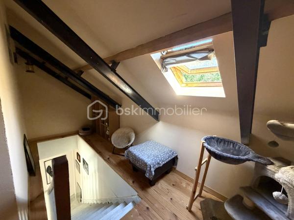 Située sur la commune de Bois-Anzeray, au coeur d'un environnement calme et verdoyant, cette maison bénéficie d'un cadre de vie paisible.
Cette commune est appréciée pour sa tranquillité tout en restant à proximité des commodités et des principaux axes de circulation. Vous profiterez également de villes telles que Bernay, l'Aigle et Conches-en-ouche facilement accessibles.

Découvrez cette agréable maison d'environ 110 m2 (120 m2 au sol), sur un sous-sol complet.

Au rez-de-chaussée, vous trouverez un sas d'entrée suivi d'une belle pièce de vie lumineuse de 40 m2 avec un placard dans l'entrée, une cuisine indépendante aménagée et équipée, deux chambres ainsi qu'une salle d'eau avec wc.

À l'étage, un palier dessert deux chambres.

À l'extérieur, vous profiterez d'un jardin clôturé d'environ 1 367 m2, agrémenté d'une dépendance d'environ 20 m2. 
Un bois de 1 379 m2 avec accès direct complète l'ensemble.

Côté prestations, la maison est équipée d'un chauffage électrique complété par un poêle à bois.
Les fenêtres ainsi que les volets roulants solaires ont été remplacés cette année.
Deux store bannes ainsi qu'un portail motorisé viennent compléter les équipements extérieurs.

Une visite vidéo est disponible sur YT ( ÉLISE SOARES immobilier).