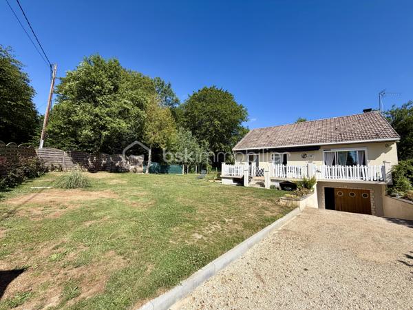 Située sur la commune de Bois-Anzeray, au coeur d'un environnement calme et verdoyant, cette maison bénéficie d'un cadre de vie paisible.
Cette commune est appréciée pour sa tranquillité tout en restant à proximité des commodités et des principaux axes de circulation. Vous profiterez également de villes telles que Bernay, l'Aigle et Conches-en-ouche facilement accessibles.

Découvrez cette agréable maison d'environ 110 m2 (120 m2 au sol), sur un sous-sol complet.

Au rez-de-chaussée, vous trouverez un sas d'entrée suivi d'une belle pièce de vie lumineuse de 40 m2 avec un placard dans l'entrée, une cuisine indépendante aménagée et équipée, deux chambres ainsi qu'une salle d'eau avec wc.

À l'étage, un palier dessert deux chambres.

À l'extérieur, vous profiterez d'un jardin clôturé d'environ 1 367 m2, agrémenté d'une dépendance d'environ 20 m2. 
Un bois de 1 379 m2 avec accès direct complète l'ensemble.

Côté prestations, la maison est équipée d'un chauffage électrique complété par un poêle à bois.
Les fenêtres ainsi que les volets roulants solaires ont été remplacés cette année.
Deux store bannes ainsi qu'un portail motorisé viennent compléter les équipements extérieurs.

Une visite vidéo est disponible sur YT ( ÉLISE SOARES immobilier).