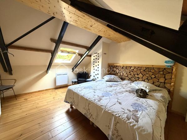 Située sur la commune de Bois-Anzeray, au coeur d'un environnement calme et verdoyant, cette maison bénéficie d'un cadre de vie paisible.
Cette commune est appréciée pour sa tranquillité tout en restant à proximité des commodités et des principaux axes de circulation. Vous profiterez également de villes telles que Bernay, l'Aigle et Conches-en-ouche facilement accessibles.

Découvrez cette agréable maison d'environ 110 m2 (120 m2 au sol), sur un sous-sol complet.

Au rez-de-chaussée, vous trouverez un sas d'entrée suivi d'une belle pièce de vie lumineuse de 40 m2 avec un placard dans l'entrée, une cuisine indépendante aménagée et équipée, deux chambres ainsi qu'une salle d'eau avec wc.

À l'étage, un palier dessert deux chambres.

À l'extérieur, vous profiterez d'un jardin clôturé d'environ 1 367 m2, agrémenté d'une dépendance d'environ 20 m2. 
Un bois de 1 379 m2 avec accès direct complète l'ensemble.

Côté prestations, la maison est équipée d'un chauffage électrique complété par un poêle à bois.
Les fenêtres ainsi que les volets roulants solaires ont été remplacés cette année.
Deux store bannes ainsi qu'un portail motorisé viennent compléter les équipements extérieurs.

Une visite vidéo est disponible sur YT ( ÉLISE SOARES immobilier).