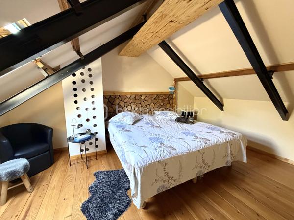 Située sur la commune de Bois-Anzeray, au coeur d'un environnement calme et verdoyant, cette maison bénéficie d'un cadre de vie paisible.
Cette commune est appréciée pour sa tranquillité tout en restant à proximité des commodités et des principaux axes de circulation. Vous profiterez également de villes telles que Bernay, l'Aigle et Conches-en-ouche facilement accessibles.

Découvrez cette agréable maison d'environ 110 m2 (120 m2 au sol), sur un sous-sol complet.

Au rez-de-chaussée, vous trouverez un sas d'entrée suivi d'une belle pièce de vie lumineuse de 40 m2 avec un placard dans l'entrée, une cuisine indépendante aménagée et équipée, deux chambres ainsi qu'une salle d'eau avec wc.

À l'étage, un palier dessert deux chambres.

À l'extérieur, vous profiterez d'un jardin clôturé d'environ 1 367 m2, agrémenté d'une dépendance d'environ 20 m2. 
Un bois de 1 379 m2 avec accès direct complète l'ensemble.

Côté prestations, la maison est équipée d'un chauffage électrique complété par un poêle à bois.
Les fenêtres ainsi que les volets roulants solaires ont été remplacés cette année.
Deux store bannes ainsi qu'un portail motorisé viennent compléter les équipements extérieurs.

Une visite vidéo est disponible sur YT ( ÉLISE SOARES immobilier).