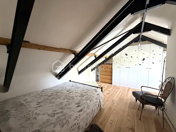 Située sur la commune de Bois-Anzeray, au coeur d'un environnement calme et verdoyant, cette maison bénéficie d'un cadre de vie paisible.
Cette commune est appréciée pour sa tranquillité tout en restant à proximité des commodités et des principaux axes de circulation. Vous profiterez également de villes telles que Bernay, l'Aigle et Conches-en-ouche facilement accessibles.

Découvrez cette agréable maison d'environ 110 m2 (120 m2 au sol), sur un sous-sol complet.

Au rez-de-chaussée, vous trouverez un sas d'entrée suivi d'une belle pièce de vie lumineuse de 40 m2 avec un placard dans l'entrée, une cuisine indépendante aménagée et équipée, deux chambres ainsi qu'une salle d'eau avec wc.

À l'étage, un palier dessert deux chambres.

À l'extérieur, vous profiterez d'un jardin clôturé d'environ 1 367 m2, agrémenté d'une dépendance d'environ 20 m2. 
Un bois de 1 379 m2 avec accès direct complète l'ensemble.

Côté prestations, la maison est équipée d'un chauffage électrique complété par un poêle à bois.
Les fenêtres ainsi que les volets roulants solaires ont été remplacés cette année.
Deux store bannes ainsi qu'un portail motorisé viennent compléter les équipements extérieurs.

Une visite vidéo est disponible sur YT ( ÉLISE SOARES immobilier).