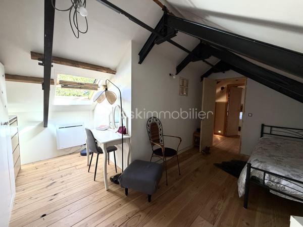 Située sur la commune de Bois-Anzeray, au coeur d'un environnement calme et verdoyant, cette maison bénéficie d'un cadre de vie paisible.
Cette commune est appréciée pour sa tranquillité tout en restant à proximité des commodités et des principaux axes de circulation. Vous profiterez également de villes telles que Bernay, l'Aigle et Conches-en-ouche facilement accessibles.

Découvrez cette agréable maison d'environ 110 m2 (120 m2 au sol), sur un sous-sol complet.

Au rez-de-chaussée, vous trouverez un sas d'entrée suivi d'une belle pièce de vie lumineuse de 40 m2 avec un placard dans l'entrée, une cuisine indépendante aménagée et équipée, deux chambres ainsi qu'une salle d'eau avec wc.

À l'étage, un palier dessert deux chambres.

À l'extérieur, vous profiterez d'un jardin clôturé d'environ 1 367 m2, agrémenté d'une dépendance d'environ 20 m2. 
Un bois de 1 379 m2 avec accès direct complète l'ensemble.

Côté prestations, la maison est équipée d'un chauffage électrique complété par un poêle à bois.
Les fenêtres ainsi que les volets roulants solaires ont été remplacés cette année.
Deux store bannes ainsi qu'un portail motorisé viennent compléter les équipements extérieurs.

Une visite vidéo est disponible sur YT ( ÉLISE SOARES immobilier).