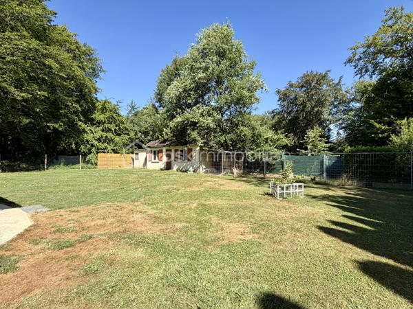Située sur la commune de Bois-Anzeray, au coeur d'un environnement calme et verdoyant, cette maison bénéficie d'un cadre de vie paisible.
Cette commune est appréciée pour sa tranquillité tout en restant à proximité des commodités et des principaux axes de circulation. Vous profiterez également de villes telles que Bernay, l'Aigle et Conches-en-ouche facilement accessibles.

Découvrez cette agréable maison d'environ 110 m2 (120 m2 au sol), sur un sous-sol complet.

Au rez-de-chaussée, vous trouverez un sas d'entrée suivi d'une belle pièce de vie lumineuse de 40 m2 avec un placard dans l'entrée, une cuisine indépendante aménagée et équipée, deux chambres ainsi qu'une salle d'eau avec wc.

À l'étage, un palier dessert deux chambres.

À l'extérieur, vous profiterez d'un jardin clôturé d'environ 1 367 m2, agrémenté d'une dépendance d'environ 20 m2. 
Un bois de 1 379 m2 avec accès direct complète l'ensemble.

Côté prestations, la maison est équipée d'un chauffage électrique complété par un poêle à bois.
Les fenêtres ainsi que les volets roulants solaires ont été remplacés cette année.
Deux store bannes ainsi qu'un portail motorisé viennent compléter les équipements extérieurs.

Une visite vidéo est disponible sur YT ( ÉLISE SOARES immobilier).